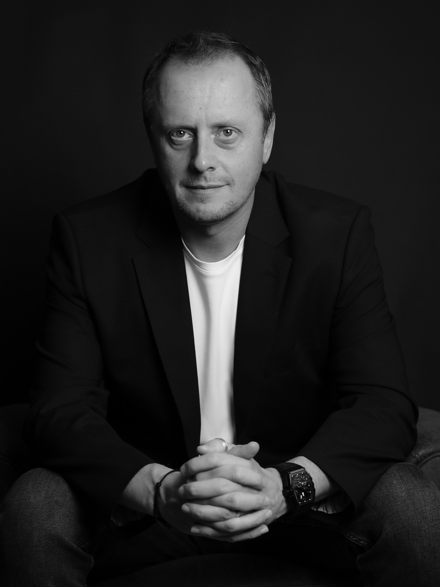 Éric Weiss, portrait assis noir et blanc